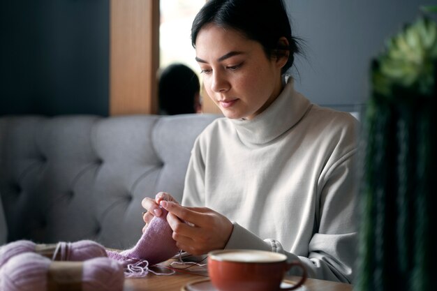 Junger Erwachsener, der draußen strickt