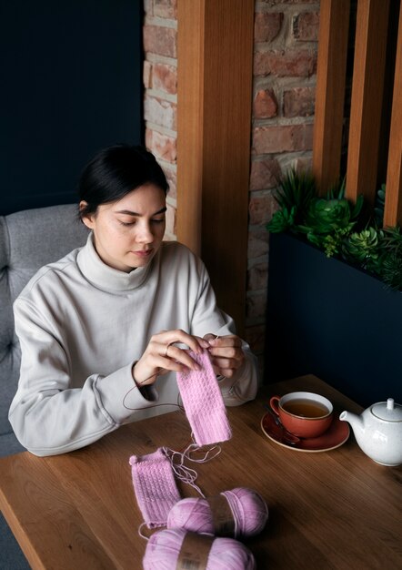 Junger Erwachsener, der draußen strickt