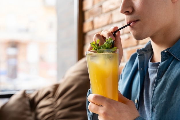 Kostenloses Foto junger erwachsener, der essen genießt