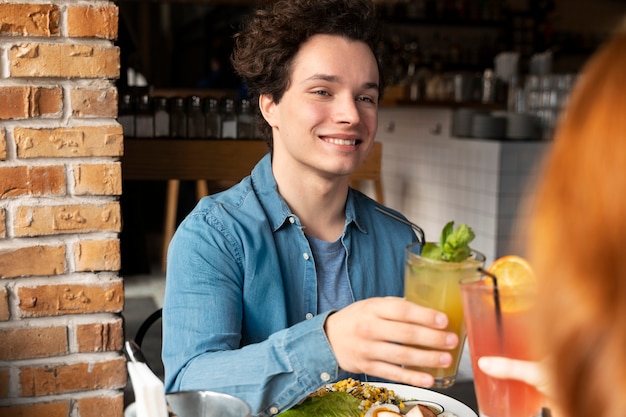 Kostenloses Foto junger erwachsener, der essen genießt