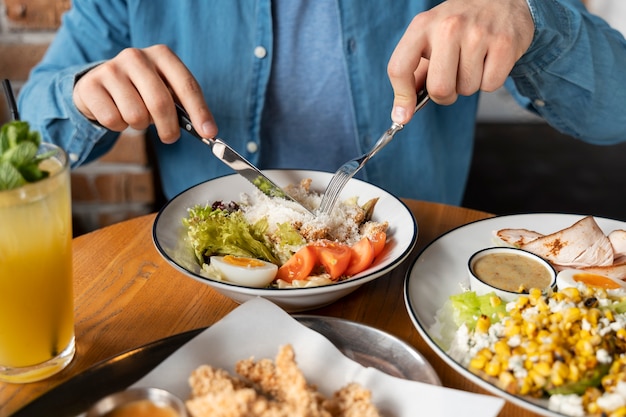 Junger Erwachsener, der Essen genießt