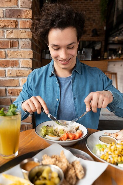 Junger Erwachsener, der Essen genießt