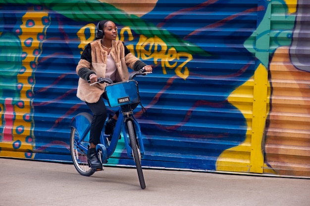 Junger Erwachsener, der Fahrrad benutzt, um in die Stadt zu reisen