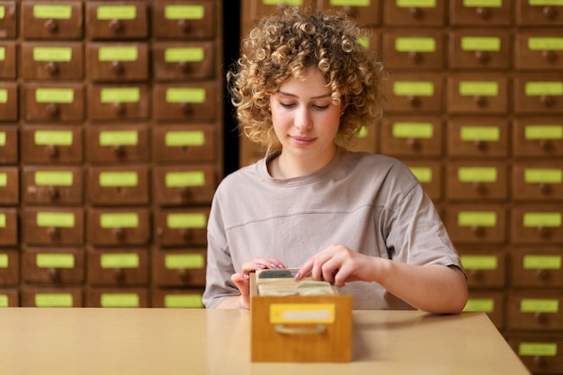 Junger Erwachsener, der im Bibliotheksbüro arbeitet