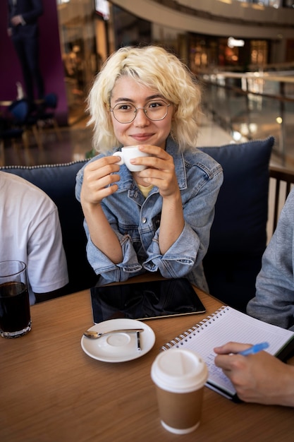 Junger Erwachsener, der in einem Café studiert