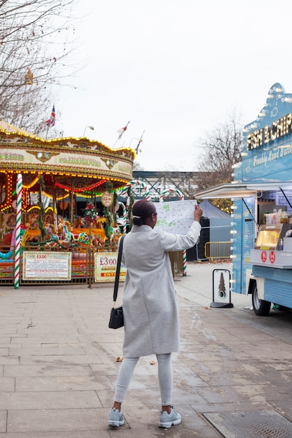 Junger Erwachsener, der in London reist