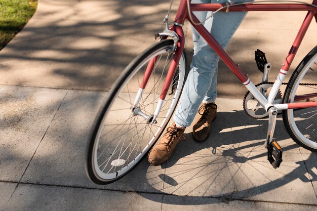 Junger Erwachsener, der mit nachhaltiger Mobilität unterwegs ist