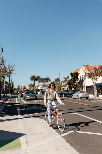 Kostenloses Foto junger erwachsener, der mit nachhaltiger mobilität unterwegs ist