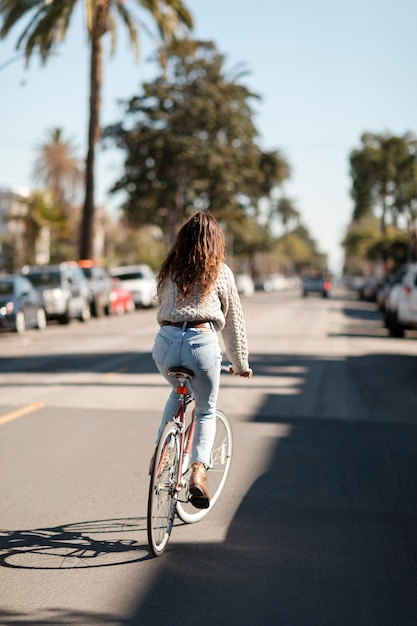 Kostenloses Foto junger erwachsener, der mit nachhaltiger mobilität unterwegs ist