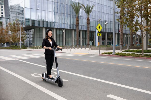 Junger Erwachsener, der mit nachhaltiger Mobilität unterwegs ist