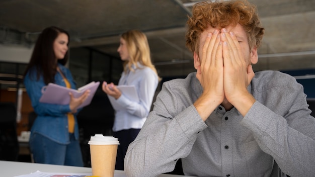 foto eines Arbeitnehmers, der Unterstützung gegen Mobbing sucht.