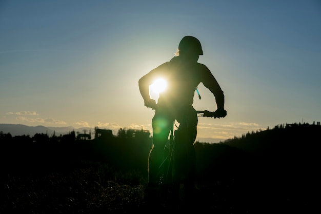 Junger Erwachsener mit Elektrofahrrad auf dem Land