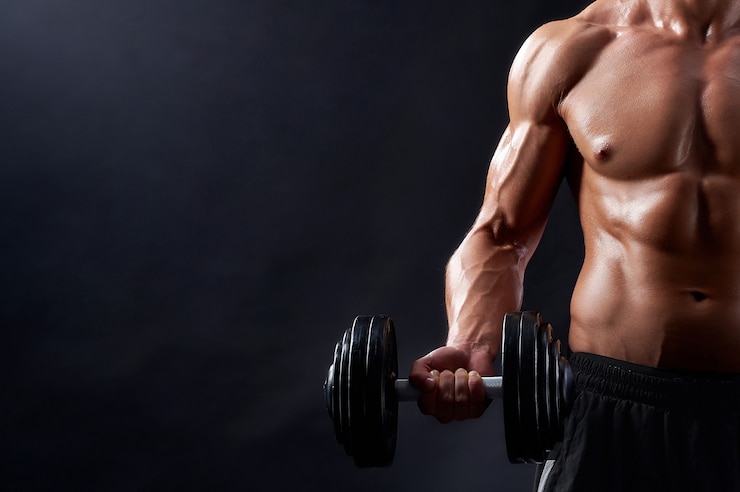 Kostenlose Foto junger fitnessmann im studio