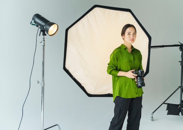 Junger Fotograf im Studio