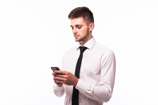 Junger Geschäftsmann benutzt Telefon isoliert auf weißem Hintergrund