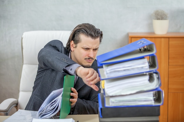 Kostenloses Foto junger geschäftsmann, der von seinem büro arbeitet