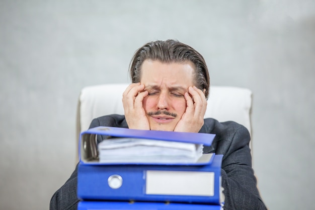 Junger Geschäftsmann, der von seinem Büro arbeitet