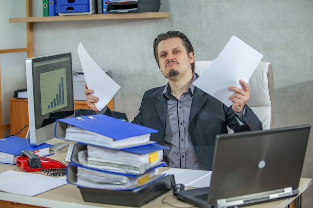 Junger Geschäftsmann, der von seinem Büro aus arbeitet - das Konzept des Vertrauens