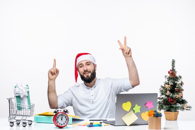 Junger Geschäftsmann im Büro, der das Zeigen feiert und die Siegesgeste macht