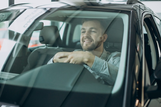 Junger Geschäftsmann sitzt in einem Auto