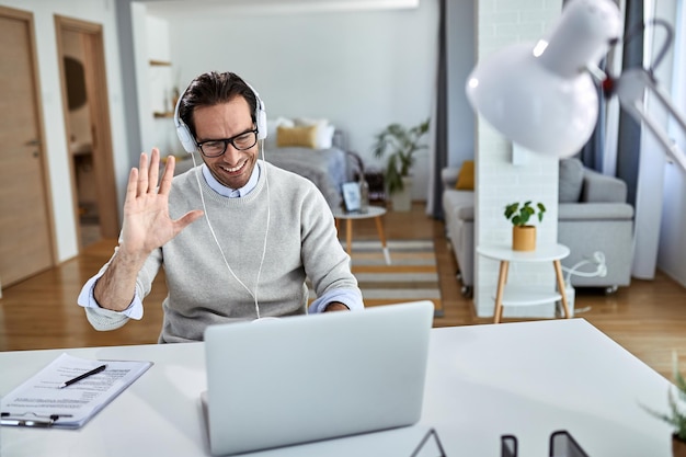 Junge Fachkraft zeigt exzellente Arbeitsmoral beim Remote-Working.