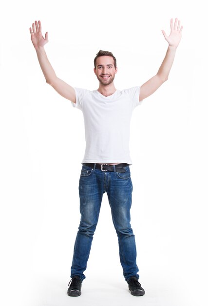Junger glücklicher Mann in lässigen mit erhobenen Händen oben - lokalisiert auf Weiß.