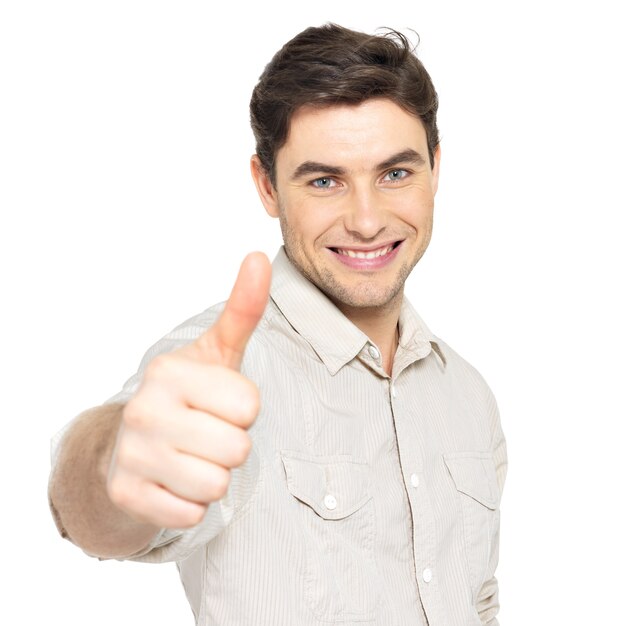 Junger glücklicher Mann mit Daumen hoch Zeichen in Casuals lokalisiert auf weißem Hintergrund.