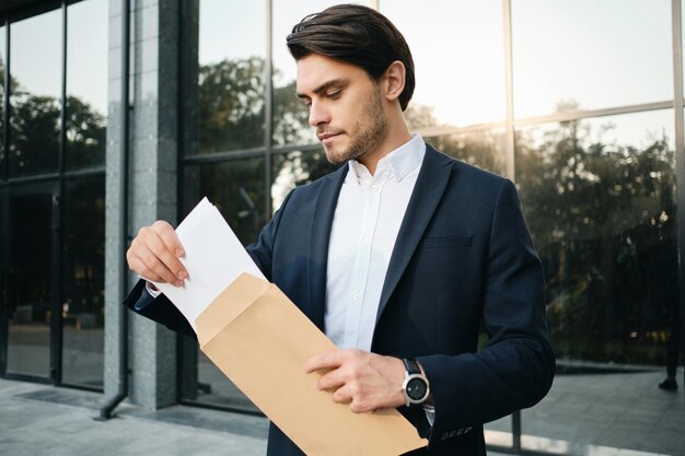 Arbeitnehmer liest Brief über Verdachtskündigung