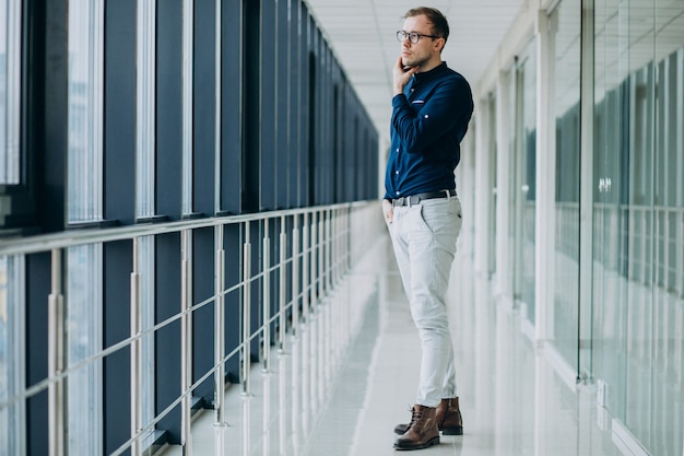 Junger gutaussehender Mann in der Büromitte