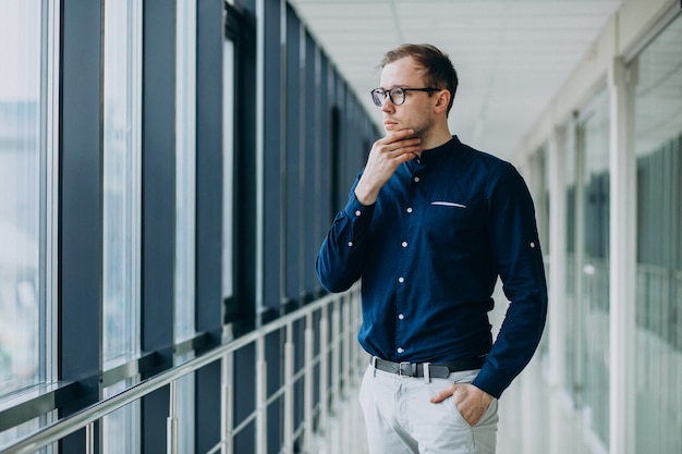 Junger gutaussehender Mann in der Büromitte