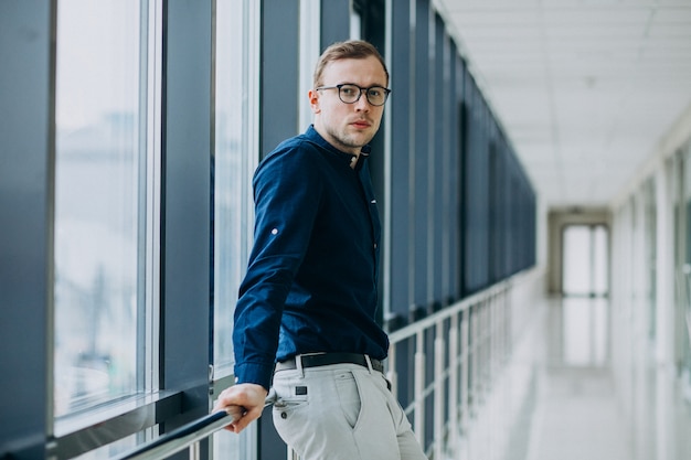 Junger gutaussehender Mann in der Büromitte