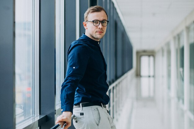 Junger gutaussehender Mann in der Büromitte