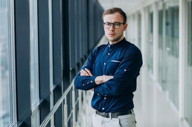 Junger gutaussehender Mann in der Büromitte