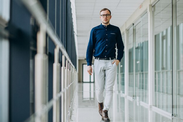 Junger gutaussehender Mann in der Büromitte