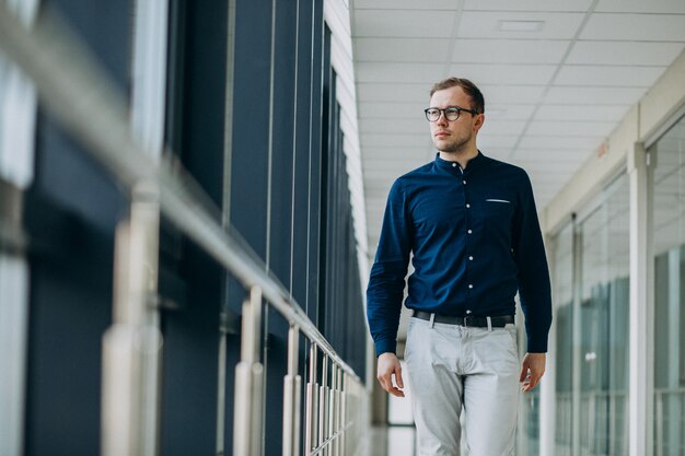 Junger gutaussehender Mann in der Büromitte