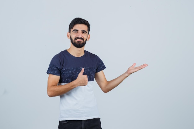 Junger gutaussehender Mann in einem lässigen T-Shirt