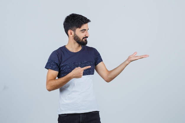 Junger gutaussehender Mann in einem lässigen T-Shirt