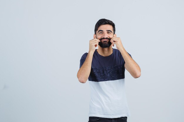 Junger gutaussehender Mann in einem lässigen T-Shirt