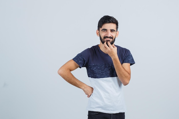 Junger gutaussehender Mann in einem lässigen T-Shirt