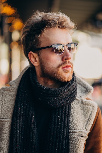 Junger gutaussehender Mann mit Winterkleidung