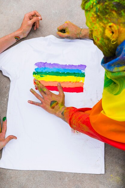 Junger homosexueller Zeichnungsregenbogen auf weißem T-Shirt