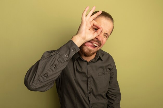 Kostenloses Foto junger hübscher mann im grauen hemd durch ok zeichen