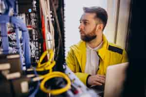 Kostenloses Foto junger ingenieur, der programmanalysen macht