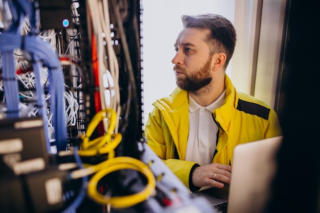 Junger Ingenieur, der Programmanalysen macht