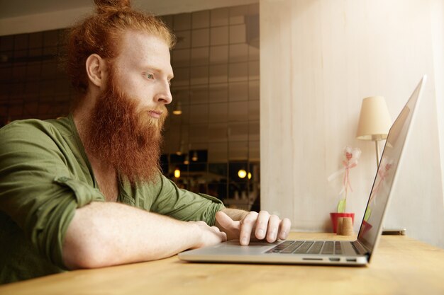 Junger Ingwermann mit Laptop