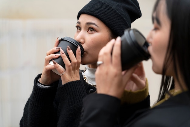 Kostenloses Foto junger japanischer influencer, der vlog aufnimmt