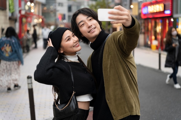Junger japanischer Influencer, der Vlog aufnimmt