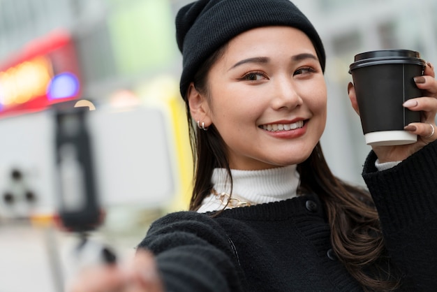 Junger japanischer Influencer, der Vlog aufnimmt