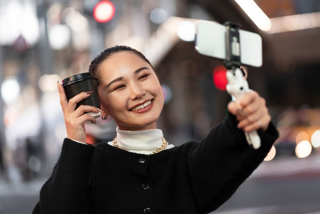 Junger japanischer Influencer, der Vlog aufnimmt