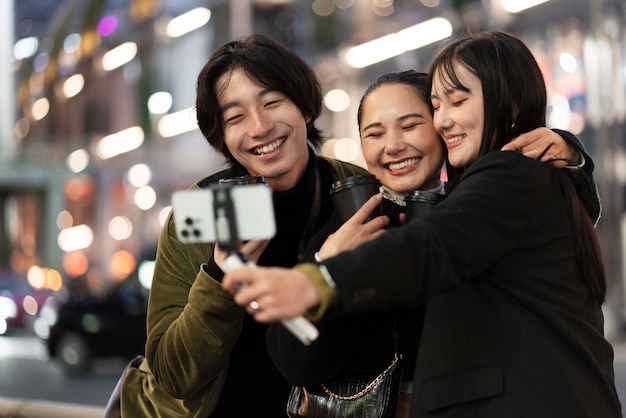 Kostenloses Foto junger japanischer influencer, der vlog aufnimmt